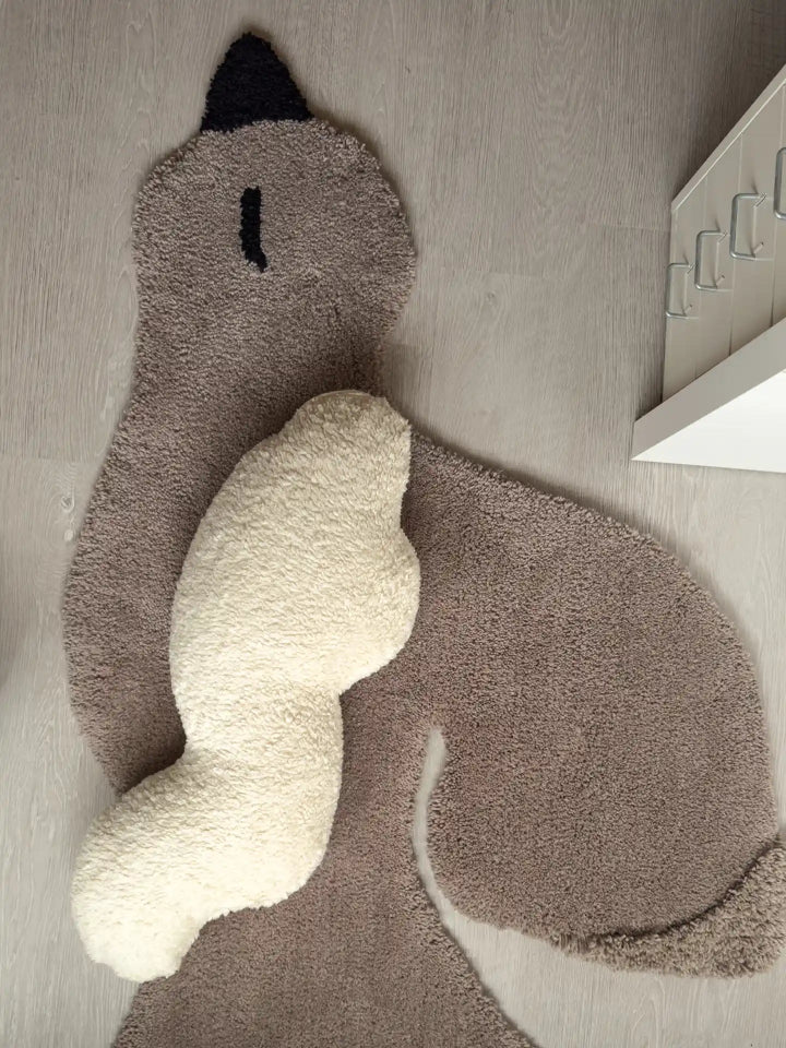 greige vogel teppich mit wolkenkissen für kinderzimmer