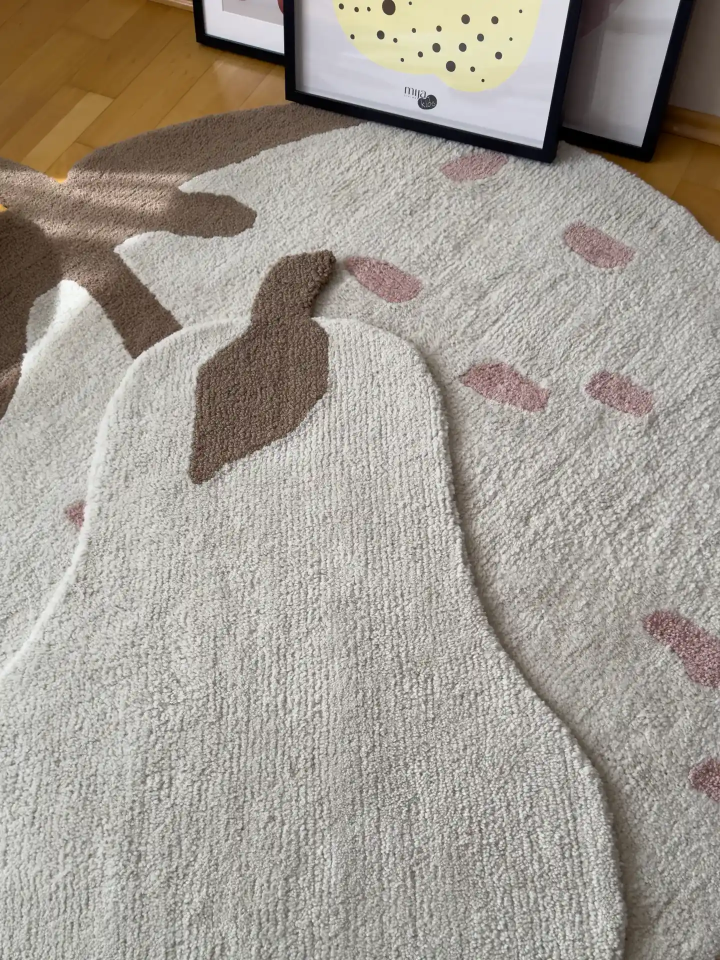 Naturfarbener Kinderteppich Birne und Erdbeere in von mija LIVING