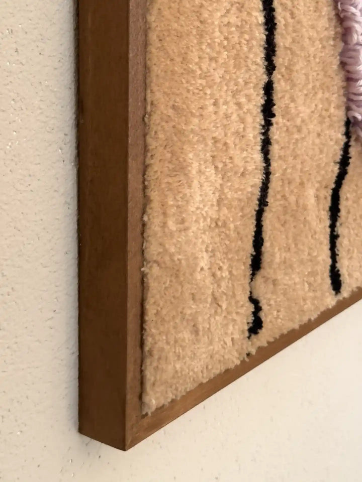 Detailansicht von modernem organischen Wandbehang aus Schurrwolle in Holzrahmen
