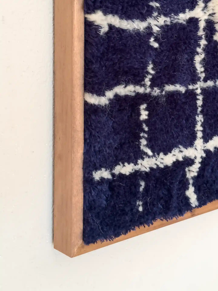 Detailansicht von Holzrahmen und Wandteppich blue Grid