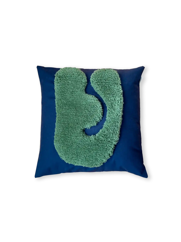 Blaues Hochflor-Kissen mit grünem getuftetem abstrakten Element von mija LIVING