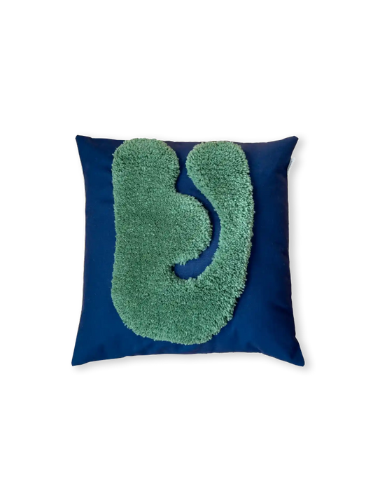 Blaues Hochflor-Kissen mit grünem getuftetem abstrakten Element von mija LIVING
