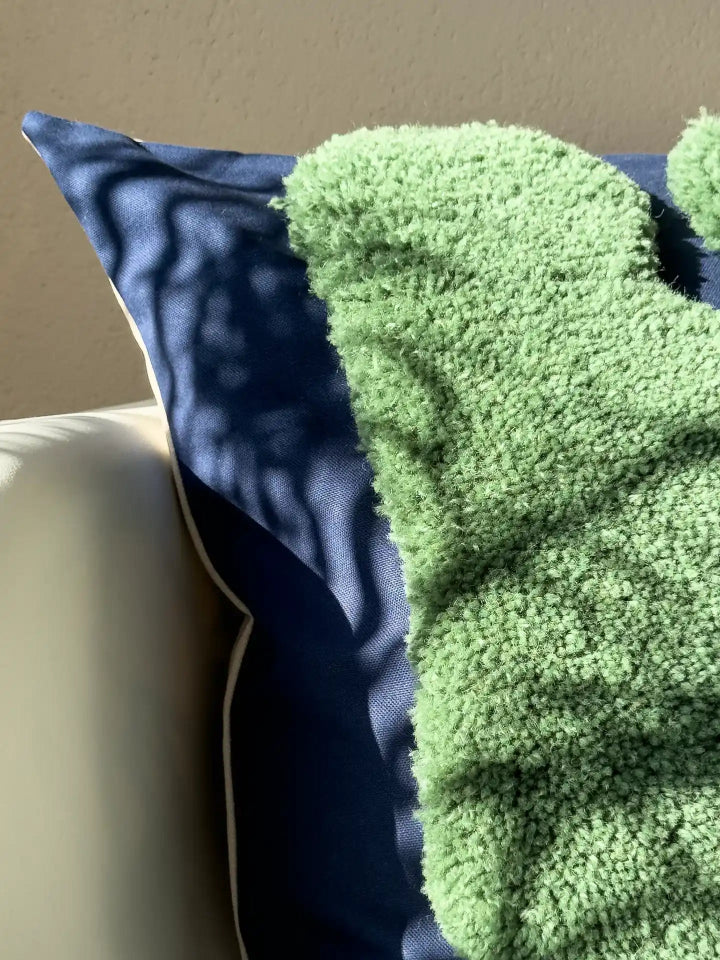 Blaues Kissen mit grünem abstrakten Element von mija LIVING