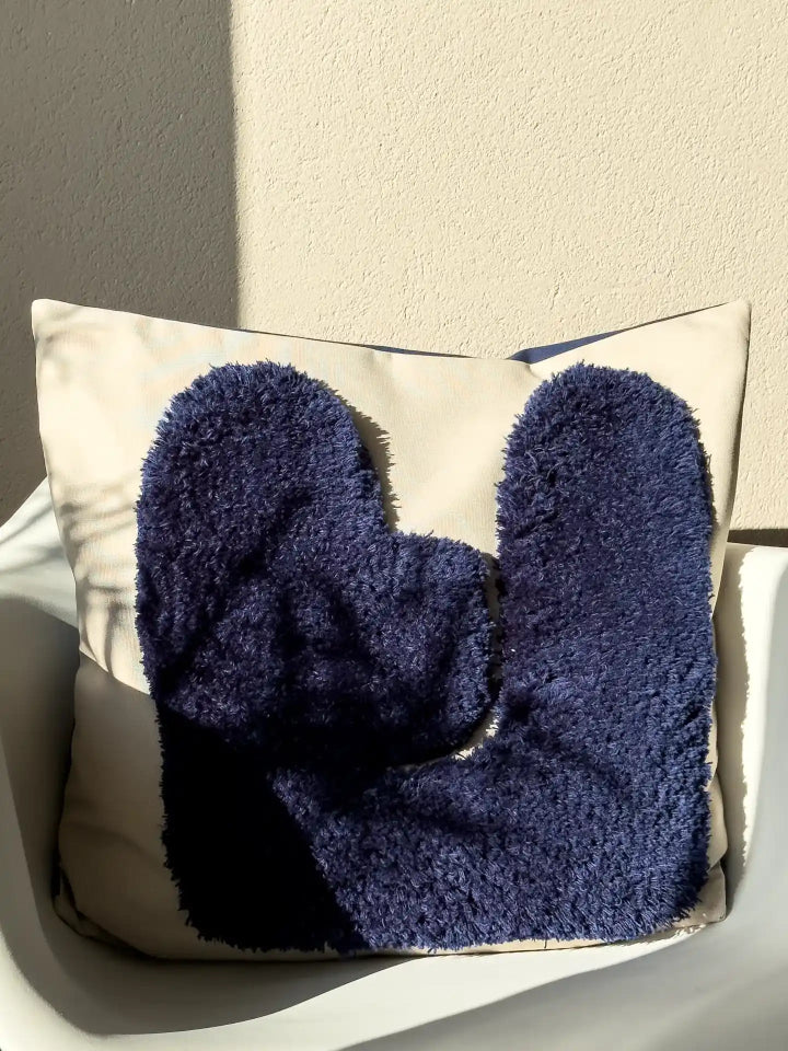 Beiges Kissen mit blauen abstrakten Element von mija LIVING