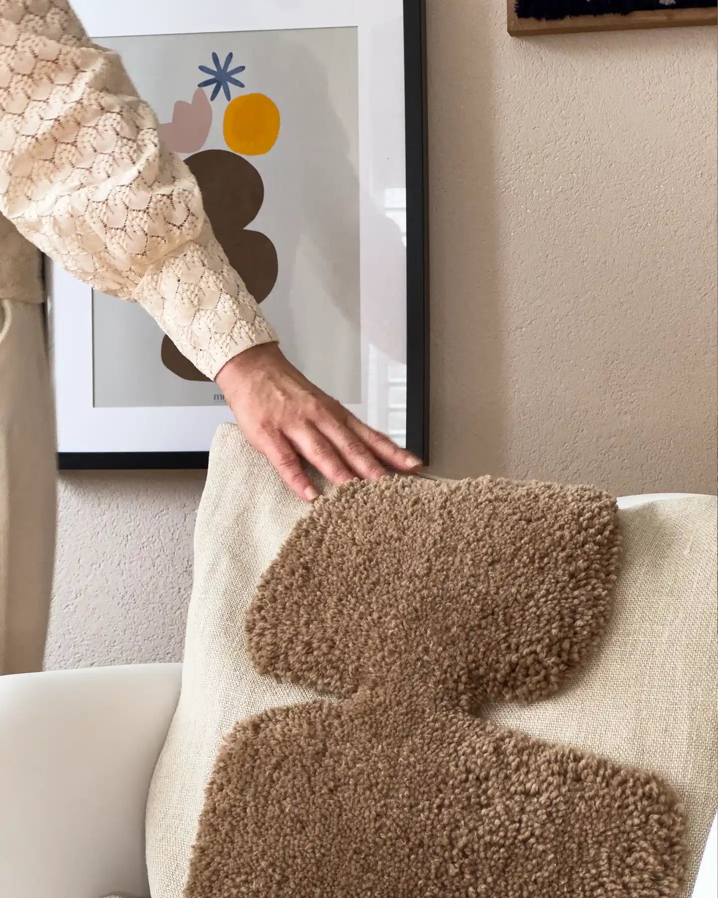 mija LIVING nachhaltiges naturfarbenes Dekokissen mit kuscheliger Hochflor-Haptik