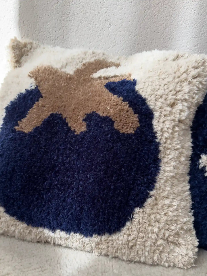 mija living handgetuftetes zierkissen mit blaubeer-motiv