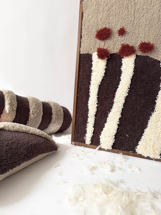 mija LIVING handgetuftete Kissenrolle Airin in natürlichem Braunton und Beige Ton