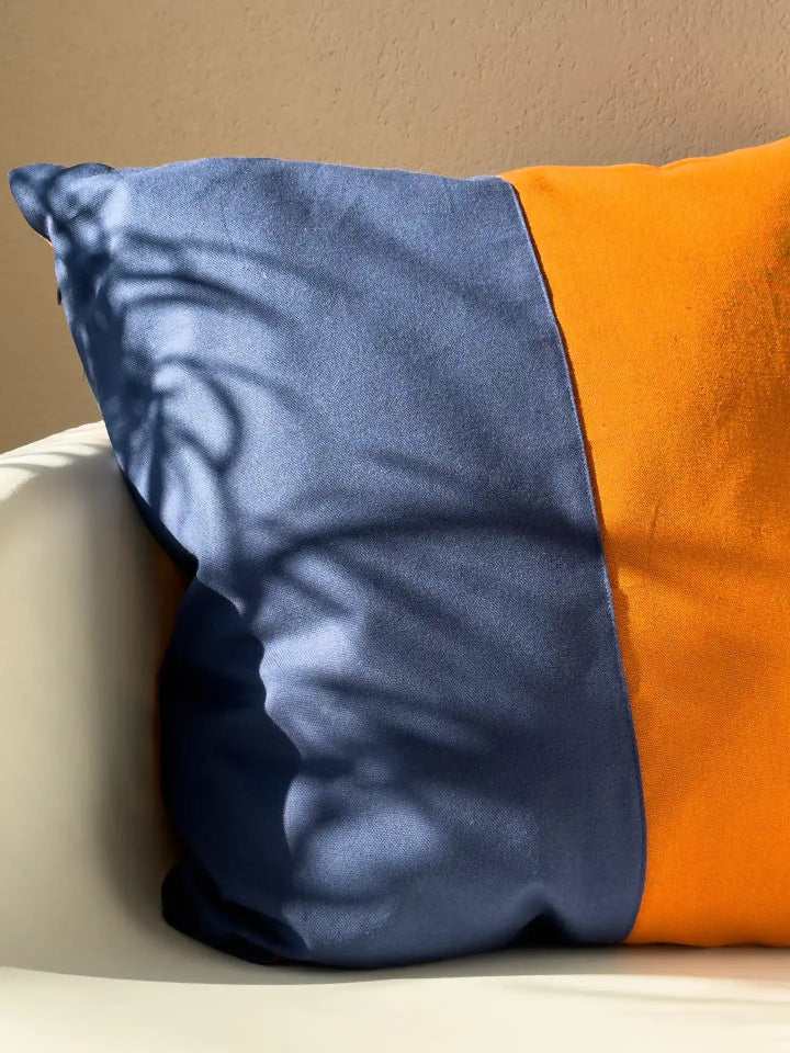 Dekokissen aus kbA-Baumwolle zweigeteilt in blau und orange