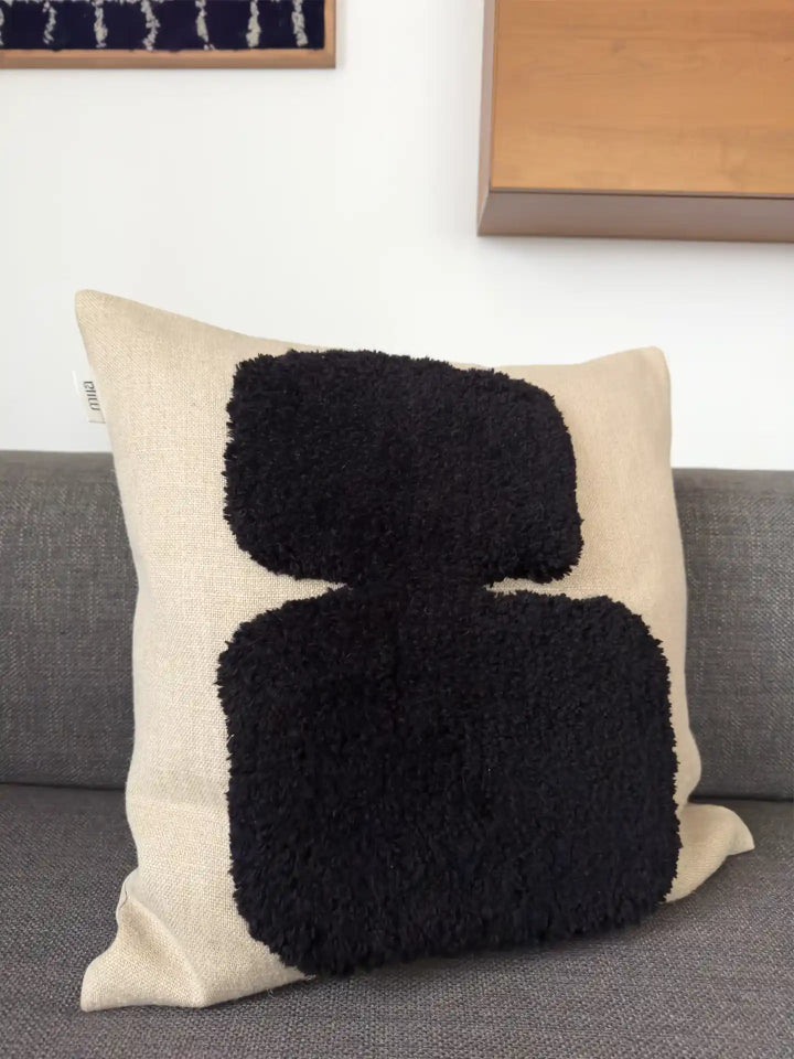 Blickfang Dekokissen von mija LIVING: nachhaltiges naturfarbenes Sofakissen mit toller Hochflor-Haptik