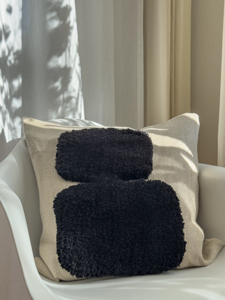 Blickfang Dekokissen von mija LIVING: nachhaltiges naturfarbenes Sofakissen mit toller Hochflor-Habtik